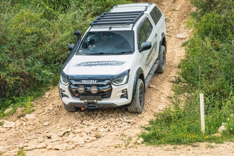 Chiếc xe tải còn có thêm tấm ốp, tấm ốp bảo vệ gầm xe bằng thép, tấm chắn gió, phần mở rộng chắn bùn, bậc bước lên xe, logo Isuzu màu trắng và decal Mudmaster ở hai bên.