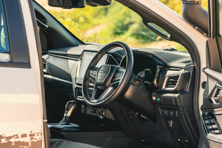 Mẫu xe được trang bị khối động cơ 4 xi-lanh turbodiesel 1,9 lít tiêu chuẩn, sản sinh công suất 162 mã lực và mô-men xoắn cực đại 360 Nm. Hệ dẫn động 4WD tiêu chuẩn có thể được trang bị kết hợp với hộp số sàn 6 cấp hoặc hộp số tự động 6 cấp.