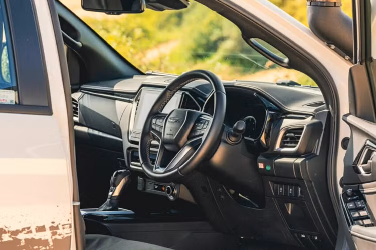 Mẫu xe được trang bị khối động cơ 4 xi-lanh turbodiesel 1,9 lít tiêu chuẩn, sản sinh công suất 162 mã lực và mô-men xoắn cực đại 360 Nm. Hệ dẫn động 4WD tiêu chuẩn có thể được trang bị kết hợp với hộp số sàn 6 cấp hoặc hộp số tự động 6 cấp.