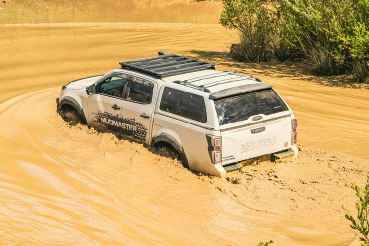 Isuzu tự hào rằng D-Max có một trong những danh mục phụ kiện phong phú nhất trong ngành, từ đây giúp chiếc xe trở nên lý tưởng cho những chuyến đi địa hình, cắm trại hoặc đường bộ. Mudmaster có thể sẽ là một trong những phiên bản đặc biệt cuối cùng của D-Max sắp ra mắt trước khi Isuzu đưa phiên bản nâng cấp tới thị trường Anh.