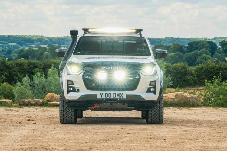 Bán tải Isuzu D-Max Mudmaster được phát triển dựa trên phiên bản V-Cross hàng đầu của D-Max. Các điểm nổi bật bao gồm ống thở, mái che phía sau, giá nóc, đèn LED bổ sung và tời kéo giấu bên dưới biển số xe kim loại.