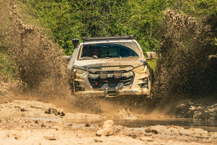 Mẫu xe cũng được trang bị bánh xe hợp kim Hurricane 20 inch bọc trong lốp Toyo Open Country A/T III. Nhằm tăng khả năng vượt địa hình, xe còn được trang bị hệ thống treo địa hình Pedders giúp tăng khoảng sáng gầm xe thêm 45 mm.