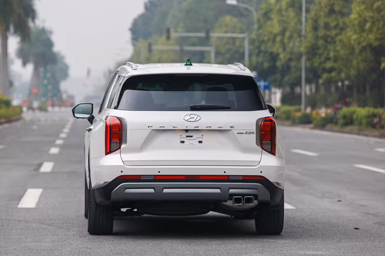 "Trái tim" của Hyundai Palisade tại Việt Nam là động cơ diesel R 2.2, cho công suất tối đa 200 mã lực và mô-men xoắn cực đại 440 Nm. Đi kèm với động cơ này là hộp số tự động 8 cấp và hệ dẫn động 4 bánh HTRAC.
