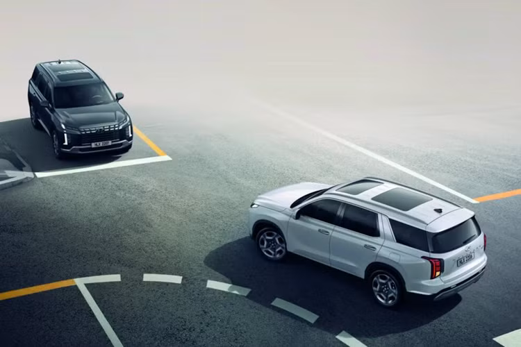 Bên cạnh đó là những trang bị an toàn như 7 túi khí, cảnh báo áp suất lốp, đèn pha tự động thích ứng, hỗ trợ phòng tránh va chạm điểm mù, hỗ trợ phòng tránh va chạm khi lùi xe, cảnh báo va chạm khi ra khỏi xe