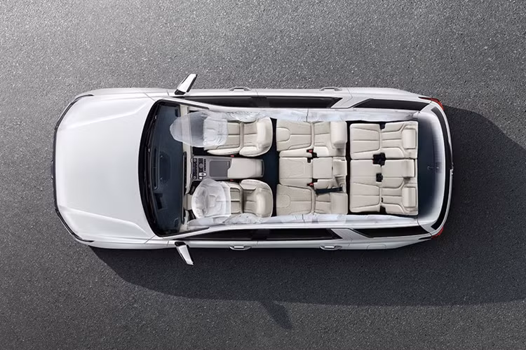 Không chỉ có giá rẻ hơn đối thủ, Hyundai Palisade còn sở hữu ngoại thất khá ấn tượng cùng trang bị đầy đủ. Có thể kể đến một số trang bị nổi bật của xe như hệ thống đèn chiếu sáng LED, vành 20 inch, cửa cốp chỉnh điện, 2 hàng ghế đầu có tính năng sưởi/làm mát, ghế trước chỉnh điện 12 hướng