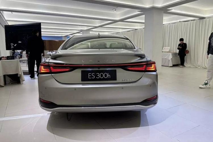 Trong khi nhiều xe sedan đang vật lộn với tình hình doanh số ảm đạm, ES vẫn tiếp tục giữ vững vị thế của mình. Trên thực tế, đây không chỉ là xe du lịch bán chạy nhất của Lexus mà còn là mẫu xe bán chạy thứ ba của thương hiệu nói chung, với doanh số tăng gần 5% trong năm nay tính đến tháng 9, đạt tổng cộng 30.284 xe.