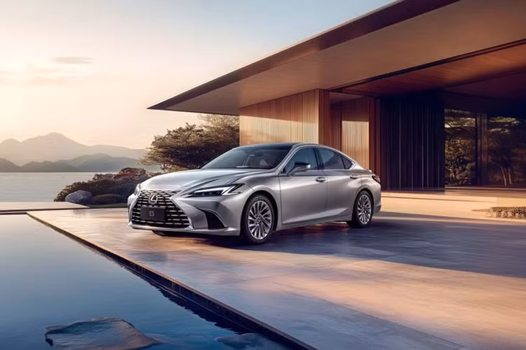 Mẫu xe sedan hạng sang Lexus ES vốn được ưa chuộng bởi thiết kế sang trọng và tinh tế, phiên bản mới vẫn giữ nguyên những nét đặc trưng trên nhưng được sửa đổi một số chi tiết, mang lại phong cách trẻ trung hơn. Lưới tản nhiệt đặc trưng của Lexus ES vẫn giữ nguyên hình dáng "con suốt" nhưng được tinh chỉnh lại với họa tiết lấy cảm hứng từ mẫu SUV RX.