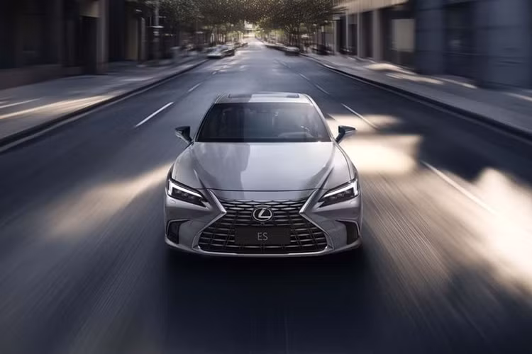 Đèn pha của ES 2025 cũng được tái thiết kế với dải LED hình chữ Z nổi bật, đặt phía trên cụm đèn và ôm dọc theo các cạnh, khác biệt so với vị trí phía dưới ở phiên bản hiện tại. Phía sau xe, điểm nhấn nằm ở dải LED ngang, nối liền cụm đèn hậu hai bên, giúp tạo cảm giác liền mạch và làm tăng thêm sự hiện đại cho đuôi xe.