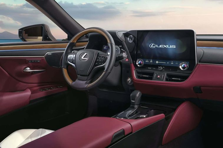 Một số trang bị đáng chú ý khác gồm có ghế bọc da semi-aniline cao cấp, tính năng ra lệnh bằng giọng nói, sạc không dây và hệ thống âm thanh cao cấp Mark Levinson.