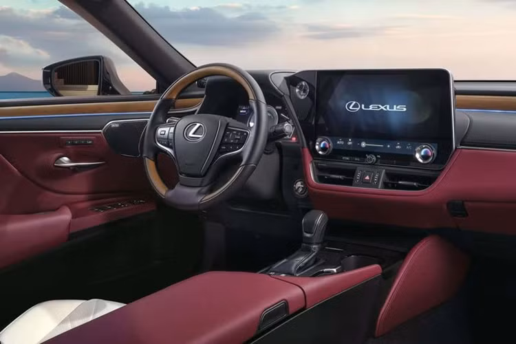 Một số trang bị đáng chú ý khác gồm có ghế bọc da semi-aniline cao cấp, tính năng ra lệnh bằng giọng nói, sạc không dây và hệ thống âm thanh cao cấp Mark Levinson.