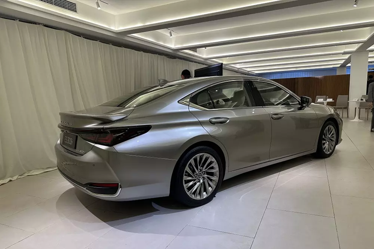 Riêng phiên bản hybrid dùng động cơ xăng 4 xi-lanh, dung tích 2.5L, sản sinh công suất tối đa 178 mã lực, đi kèm mô-tơ điện mạnh 119 mã lực. Công suất kết hợp của phiên bản này là 217 mã lực.