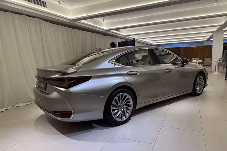 Riêng phiên bản hybrid dùng động cơ xăng 4 xi-lanh, dung tích 2.5L, sản sinh công suất tối đa 178 mã lực, đi kèm mô-tơ điện mạnh 119 mã lực. Công suất kết hợp của phiên bản này là 217 mã lực.