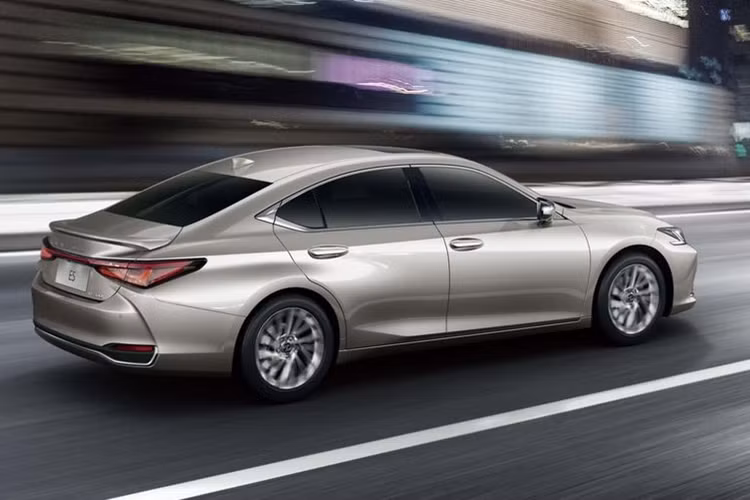 Trong tương lai, Lexus ES sẽ có thêm cả phiên bản thuần điện. Hãng xe Nhật Bản đã lên kế hoạch phát triển phiên bản này, nhưng chưa chốt thời điểm ra mắt chính thức. Hiện tại, ES vẫn là mẫu xe quan trọng đối với Lexus.