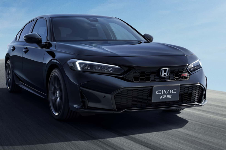 Bên cạnh trang bị số sàn, Honda Civic RS bản hatchback 2025 còn có chức năng điều chỉnh vòng tua máy và bánh đà nhẹ hơn. Honda đã cải thiện đáng kể phản ứng của động cơ để mang lại cảm giác lái hấp dẫn hơn. Ngoài ra, Civic RS có phanh trước lớn hơn và thanh xoắn lái cứng hơn để tăng khả năng xử lý cho xe.