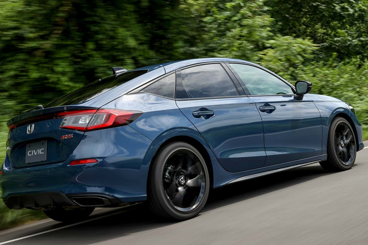 Civic phiên bản Nhật Bản được trang bị động cơ tăng áp 1,5 lít có công suất 180 mã lực và mô-men xoắn 240 Nm, khiến xe mạnh mẽ hơn so với chiếc sedan Si mà chúng tôi có ở đây với công suất tăng thêm 20 mã lực.