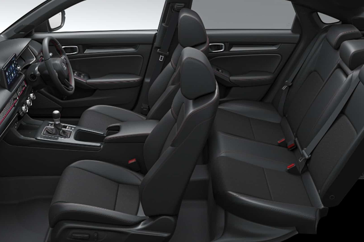 Ngoài ra, thay vì các chi tiết mạ chrome, xe đã được nâng cấp với những đường viền màu đen. Bên trong nội thất, xe được trang bị đường chỉ khâu màu đỏ và cần số bọc da bằng nhôm. Ngoài ra, xe cũng được trang bị thêm chế độ lái Sport và Individual.