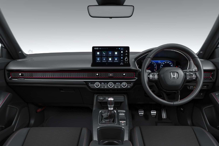 Honda trang bị bộ giảm chấn mới cho Civic RS 2025 được bán độc quyền tại Nhật Bản. Mẫu xe cũng được trang bị bộ mâm thể thao 18 inch màu đen, logo RS màu đỏ và cản trước được thiết kế lại hoàn thiện những thay đổi ở bên ngoài.