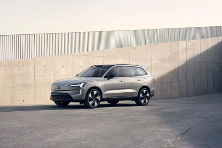 Sau khi ra mắt, mẫu xe SUV điện Volvo EX60 2025 sẽ cạnh tranh cùng với BMW iX3 và phiên bản điện hóa của Mercedes-Benz GLC, dự kiến ra mắt lần lượt vào năm 2025 và 2026.