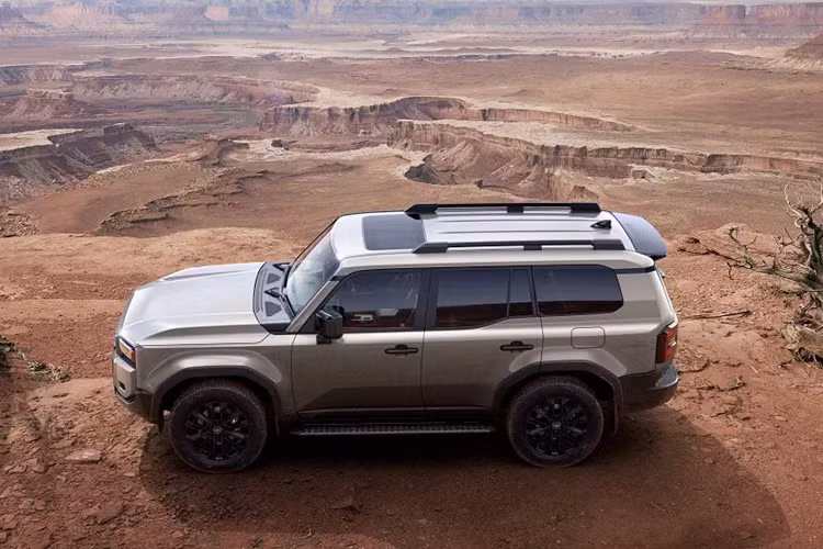 Tại xứ sở hoa anh đào, Toyota Land Cruiser Prado 2024 sẽ được gọi bằng cái tên riêng là Land Cruiser 250 Series. Được miêu tả như sản phẩm cốt lõi của dòng xe Toyota Land Cruiser, mẫu xe việt dã này sẽ được phân phối cùng 2 người anh em Land Cruiser 300 Series và 70 Series.