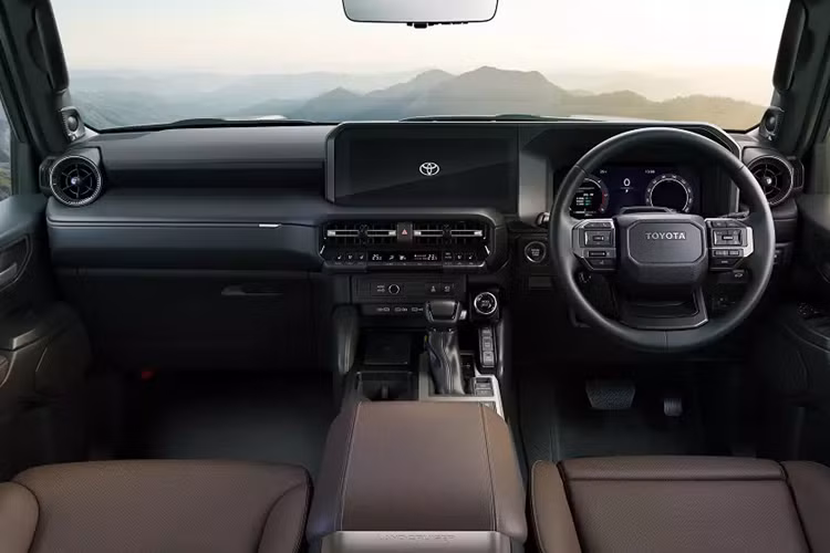 Được phát triển dựa trên bản VX và ZX, phiên bản First Edition sở hữu đèn pha LED hình thang hoặc hình tròn.