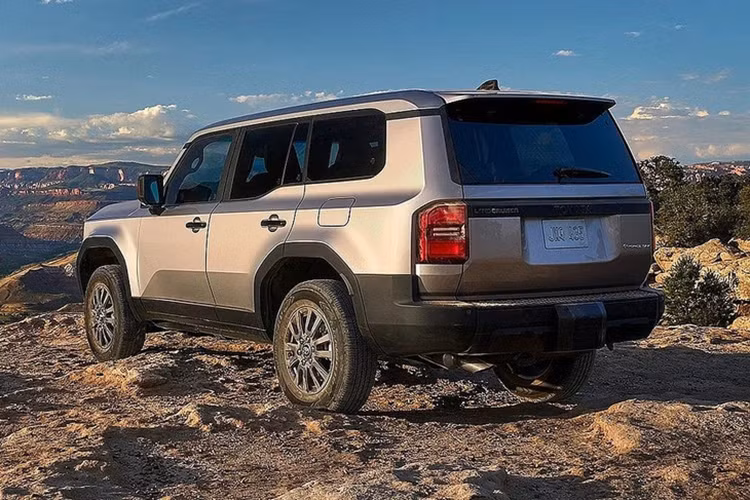 Đầu tiên là động cơ diesel 4 xi-lanh, tăng áp, dung tích 2.8L, tạo ra công suất tối đa 201 mã lực và mô-men xoắn cực đại 500 Nm. Động cơ này đi kèm với hộp số tự động 8 cấp.