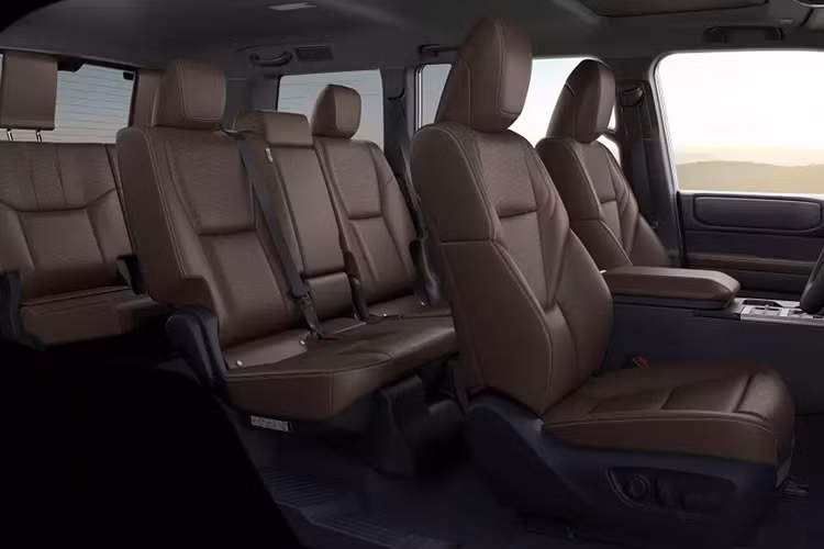 Bên cạnh đó là vành nhôm 18 inch sơn màu đen nhám, đi kèm lốp off-road, bảng đồng hồ kỹ thuật số và màn hình cảm ứng trung tâm cùng có kích thước 12,3 inch, hệ thống âm thanh JBL 14 loa cũng như gói công nghệ an toàn chủ động Toyota Teammate ADAS.