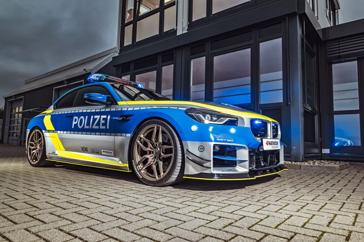 Chiếc BMW M2 Polizei siêu hầm hố được nâng cấp độc đáo từ AC Schnitzer, thể hiện sự kết hợp giữa khí động học, khung gầm và nâng cấp hiệu suất. Đặc biệt hơn, ngoại thất của chiếc xe mang trên mình lớp sơn cảnh sát bắt mắt với đèn hiệu nhấp nháy.