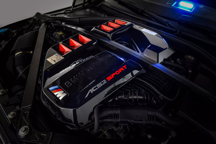 Động cơ sáu xi-lanh thẳng hàng 3.0 lít tăng áp kép hiện tạo ra công suất ấn tượng hơn 553 mã lực và mô-men xoắn 650 Nm, tăng 100 mã lực và 100 Nm so với M2 tiêu chuẩn theo thông số kỹ thuật của EU. Sức mạnh bổ sung này được kết hợp với hệ thống ống xả điều khiển bằng van thể thao hơn, cùng với ống xả bốn sợi carbon mạnh mẽ hứa hẹn sẽ mang đến âm thanh uy lực hơn.