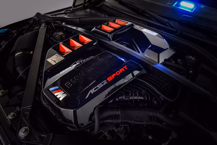 Động cơ sáu xi-lanh thẳng hàng 3.0 lít tăng áp kép hiện tạo ra công suất ấn tượng hơn 553 mã lực và mô-men xoắn 650 Nm, tăng 100 mã lực và 100 Nm so với M2 tiêu chuẩn theo thông số kỹ thuật của EU. Sức mạnh bổ sung này được kết hợp với hệ thống ống xả điều khiển bằng van thể thao hơn, cùng với ống xả bốn sợi carbon mạnh mẽ hứa hẹn sẽ mang đến âm thanh uy lực hơn.