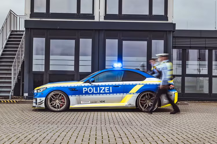 M2 Polizei được trang bị một bộ mâm đúc AC Schnitzer AC4 so le có kích thước 20 inch ở phía trước và 21 inch ở phía sau, được hoàn thiện bằng màu sơn Tech Gold.