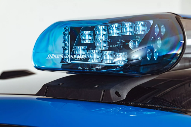 Nội thất của xe BMW M2 Polizei hiệu năng cao này được nâng cấp chỉ giới hạn ở các điểm nhấn bằng nhôm trên cần số lớn hơn, bàn đạp, móc chìa khóa và bộ điều khiển iDrive của BMW cùng với thêu logo AC Schnitzer trên tựa đầu.