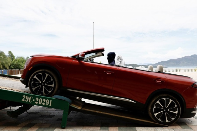 Tuy nhiên, cũng có một số ý kiến trái chiều cho rằng ít khi xe VinFast VF8 mui trần có gầm cao như vậy, thiết kế này có phần khá lạ lẫm.