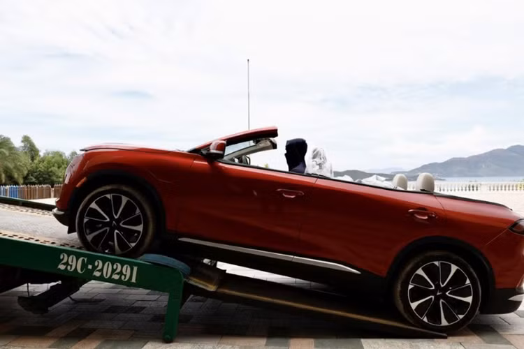 Tuy nhiên, cũng có một số ý kiến trái chiều cho rằng ít khi xe VinFast VF8 mui trần có gầm cao như vậy, thiết kế này có phần khá lạ lẫm.