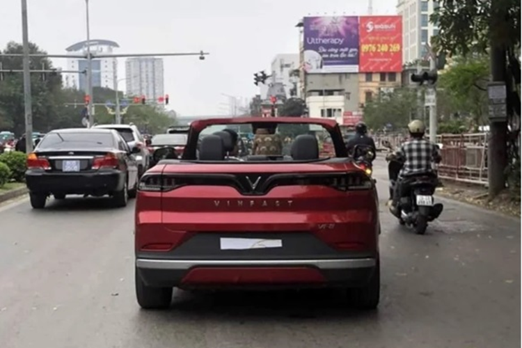 Không rõ VinFast thực sự giới thiệu phiên bản mui trần cho VF8 hay chỉ là chiếc xe phục vụ cho mục đích trưng bày nào đó giống như hồi tháng 7/2023.