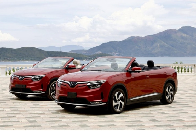 Theo đó, chiếc xe VinFast VF8 mui trần bị bắt gặp trên đường phố Hà Nội có ngoại hình khá tương đồng với bản mui cứng, chỉ có phần mui xe phía trên hoàn toàn biến mất, để lộ ra nội thất 5 chỗ ngồi bên trong.