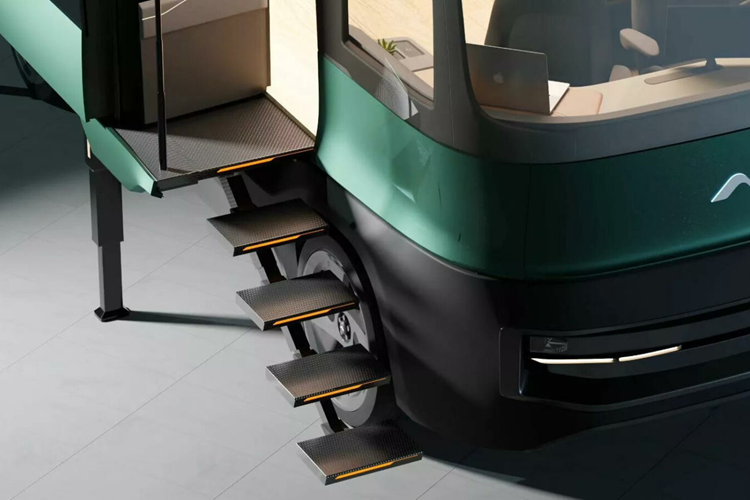 Một hệ thống thông minh đặt tại đầu xe phía trên kính chắn gió trước có thể thu thập hơi ẩm trong không khí và chuyển thành nước sạch, lên tới 50 lít nước mỗi ngày. eTH cũng sẽ được tích hợp sẵn hệ thống kết nối internet thông qua cơ chế vệ tinh Starlink, nên người dùng sẽ luôn yên tâm dù đang ở bất cứ nơi đâu trên thế giới.