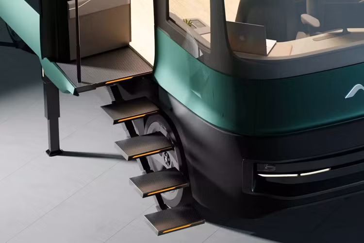 Một hệ thống thông minh đặt tại đầu xe phía trên kính chắn gió trước có thể thu thập hơi ẩm trong không khí và chuyển thành nước sạch, lên tới 50 lít nước mỗi ngày. eTH cũng sẽ được tích hợp sẵn hệ thống kết nối internet thông qua cơ chế vệ tinh Starlink, nên người dùng sẽ luôn yên tâm dù đang ở bất cứ nơi đâu trên thế giới.