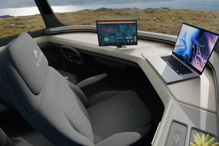 Nhà di động eTH còn được thiết kế với triết lý “tự cung tự cấp” ở 2 khía cạnh rất quan trọng là điện và nước. Trên nóc xe, các tấm pin mặt trời có thể tích trữ “năng lượng sạch” lên tới 25 kWh, đủ để vận hành liên tục trong 7 ngày.