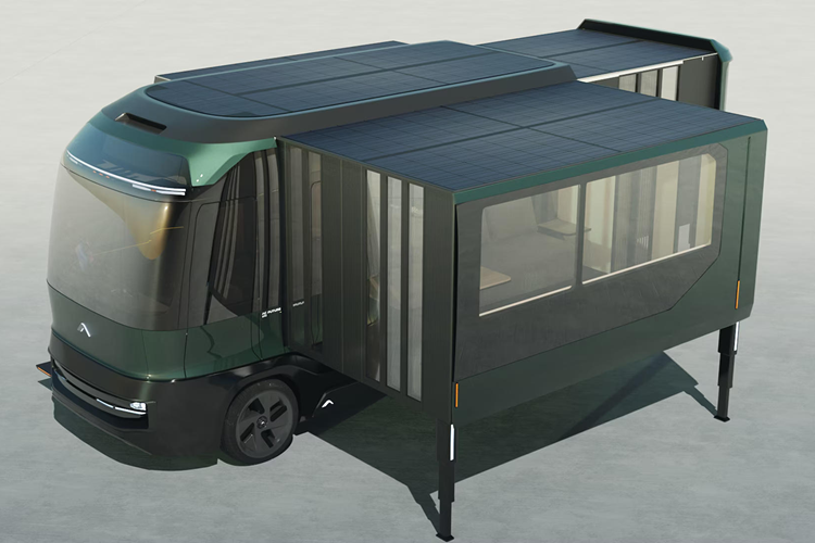 Nhờ đó, khu vực táp-lô ở đầu xe có thể trở thành bàn làm việc với bộ ghế xoay linh hoạt và vô-lăng thu gọn được. Tất cả mọi tiện ích sẽ nằm vừa đủ trong xe lúc di chuyển và khi “mở bung ra” sẽ tạo thành không gian sống thực thụ.