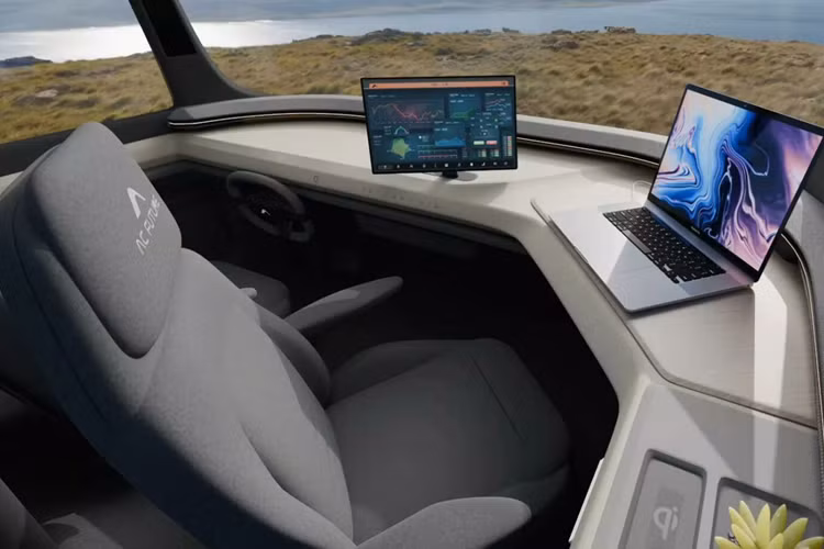 Nhà di động eTH còn được thiết kế với triết lý “tự cung tự cấp” ở 2 khía cạnh rất quan trọng là điện và nước. Trên nóc xe, các tấm pin mặt trời có thể tích trữ “năng lượng sạch” lên tới 25 kWh, đủ để vận hành liên tục trong 7 ngày.