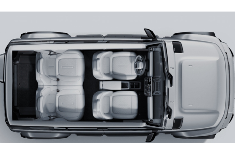 Mặc dù có vẻ ngoài cổ điển, nội thất của iCar V23 lại hoàn toàn hiện đại. Nội thất có tông màu trắng và đen, các đường thẳng và núm tròn, mang lại cảm giác chắc chắn nhưng hiện đại. Màn hình cảm ứng trung tâm 15,4 inch 2,5K được trang bị chip Qualcomm Snapdragon 8155 hỗ trợ CarPlay và cung cấp các chức năng thông tin giải trí tiên tiến.