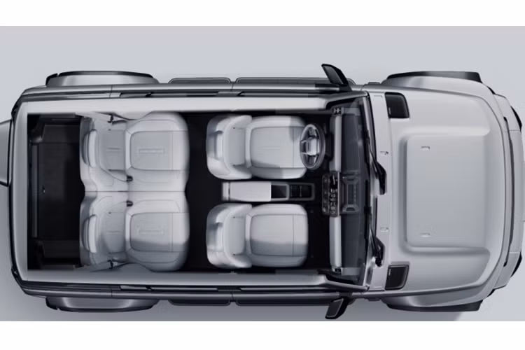 Mặc dù có vẻ ngoài cổ điển, nội thất của iCar V23 lại hoàn toàn hiện đại. Nội thất có tông màu trắng và đen, các đường thẳng và núm tròn, mang lại cảm giác chắc chắn nhưng hiện đại. Màn hình cảm ứng trung tâm 15,4 inch 2,5K được trang bị chip Qualcomm Snapdragon 8155 hỗ trợ CarPlay và cung cấp các chức năng thông tin giải trí tiên tiến.