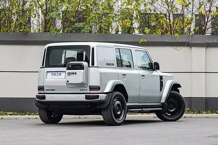 Hình bóng vuông vắn của nó gợi nhớ đến những chiếc xe địa hình biểu tượng, được bổ sung thêm giá để hành lý trên nóc xe, tay nắm cửa ẩn và hộp chứa đồ phía sau bên ngoài. 6 tùy chọn màu sắc bao gồm cam, đen, xám, xanh lá cây, bạc và trắng đủ đáp ứng sở thích đa dạng của khách hàng.