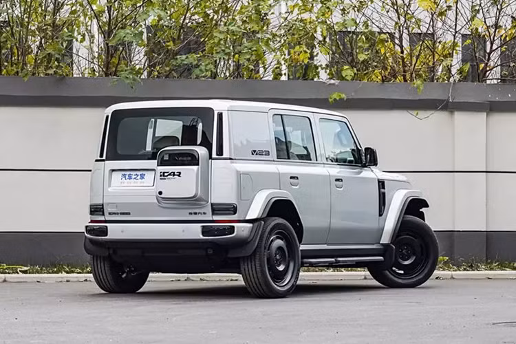 Hình bóng vuông vắn của nó gợi nhớ đến những chiếc xe địa hình biểu tượng, được bổ sung thêm giá để hành lý trên nóc xe, tay nắm cửa ẩn và hộp chứa đồ phía sau bên ngoài. 6 tùy chọn màu sắc bao gồm cam, đen, xám, xanh lá cây, bạc và trắng đủ đáp ứng sở thích đa dạng của khách hàng.