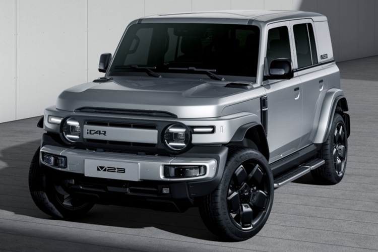 Ở phía sau, một cửa mở bên hông chứa một "ba lô" tích hợp cho các công cụ khẩn cấp. Tính năng lấy cảm hứng từ phong cách cổ điển này phù hợp với tinh thần thiết kế thực tế và phiêu lưu của xe, mang lại tiện ích trong khi vẫn duy trì phong cách đặc biệt của nó.