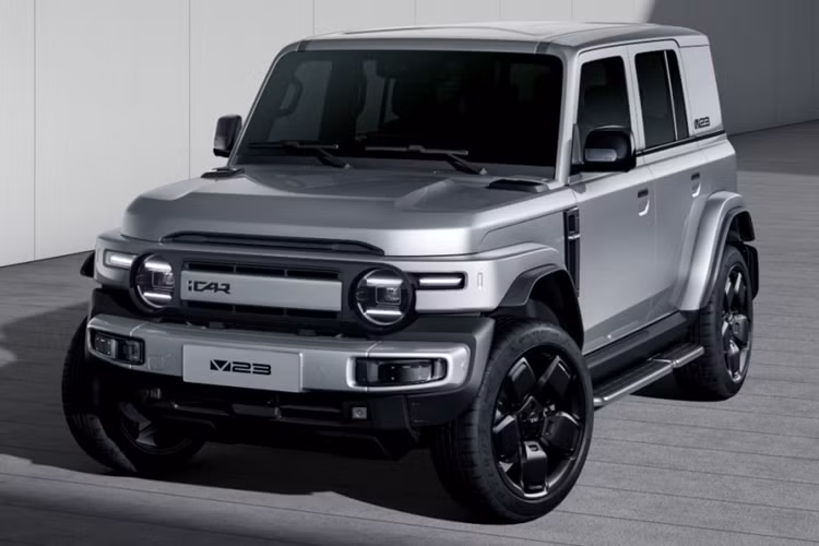 Ở phía sau, một cửa mở bên hông chứa một "ba lô" tích hợp cho các công cụ khẩn cấp. Tính năng lấy cảm hứng từ phong cách cổ điển này phù hợp với tinh thần thiết kế thực tế và phiêu lưu của xe, mang lại tiện ích trong khi vẫn duy trì phong cách đặc biệt của nó.