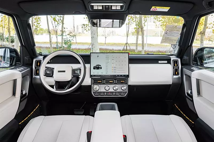 Tính thực tế là trọng tâm chính, với cách sắp xếp chỗ ngồi 2×2 linh hoạt và hàng ghế sau có thể gập lại tạo ra không gian chứa đồ phẳng lên đến 744 lít. Ghế trước có thể điều chỉnh bằng điện và hệ thống âm thanh bảy loa nâng cao trải nghiệm trong xe.