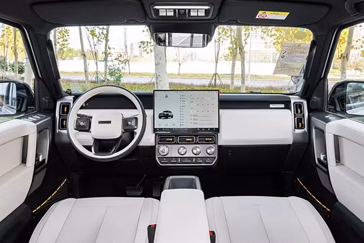 Tính thực tế là trọng tâm chính, với cách sắp xếp chỗ ngồi 2×2 linh hoạt và hàng ghế sau có thể gập lại tạo ra không gian chứa đồ phẳng lên đến 744 lít. Ghế trước có thể điều chỉnh bằng điện và hệ thống âm thanh bảy loa nâng cao trải nghiệm trong xe.