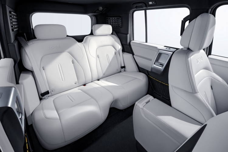 Các giải pháp lưu trữ bổ sung bao gồm các ngăn dưới ghế và không gian cốp xe dưới sàn 90 lít. iCar V23 tự hào có khả năng tùy chỉnh rộng rãi. 24 giao diện nâng cấp mô-đun, bao gồm chắn bùn có thể tháo rời và cản xe địa hình, cho phép người dùng cá nhân hóa xe theo sở thích của họ.