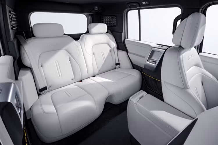 Các giải pháp lưu trữ bổ sung bao gồm các ngăn dưới ghế và không gian cốp xe dưới sàn 90 lít. iCar V23 tự hào có khả năng tùy chỉnh rộng rãi. 24 giao diện nâng cấp mô-đun, bao gồm chắn bùn có thể tháo rời và cản xe địa hình, cho phép người dùng cá nhân hóa xe theo sở thích của họ.